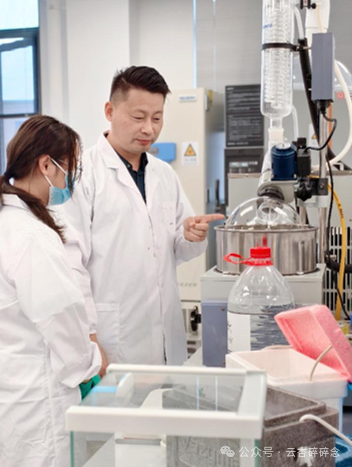 卢继东团队实验室工作照