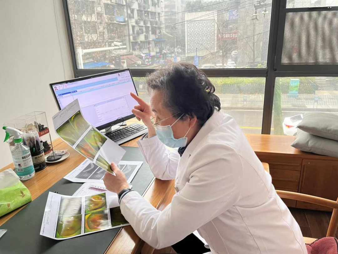 张主任年轻时手术照片